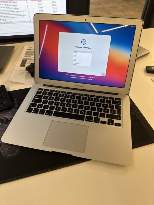 MacBook Air E14 (2016) L113